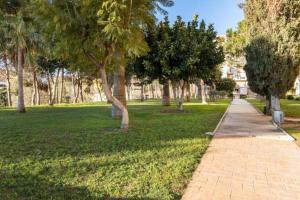 Jacaranda Sunset Apartment with Terrace & Pool By Budha Apartments