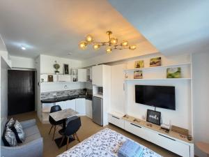 Chic & Cozy Studio Unit At Centrio Tower