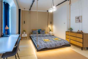 Modern , spacious 2BR apartment in top center