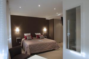 Hotels Hostellerie Saint Germain : Suite Lit King-Size avec Baignoire Spa