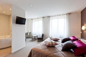 Hotels Hostellerie Saint Germain : Suite Lit King-Size avec Baignoire Spa