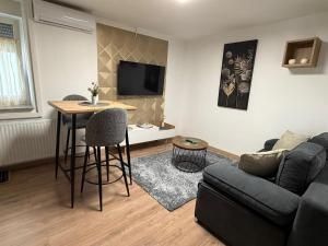 Apartman 4YOU: Karlo i Klara