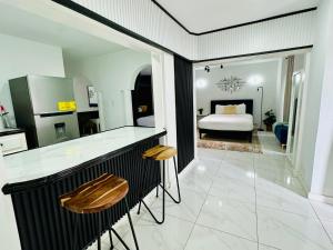 Falcon Bay - Airport Pickup Available - Gated-Security