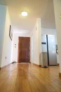 Spacious 4b-rm Duplex APT with AC at Garden City