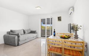 1 Bedroom Amazing Apartment In Rogoznica