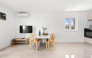 1 Bedroom Amazing Apartment In Rogoznica