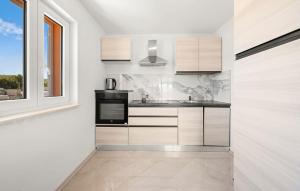 1 Bedroom Amazing Apartment In Rogoznica