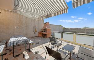 2 Bedroom Cozy Apartment In Rogoznica