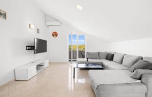 2 Bedroom Cozy Apartment In Rogoznica