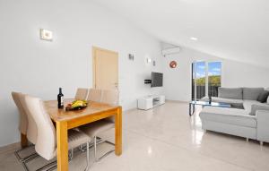 2 Bedroom Cozy Apartment In Rogoznica