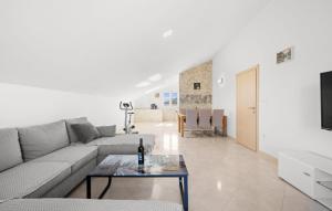 2 Bedroom Cozy Apartment In Rogoznica