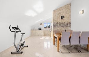 2 Bedroom Cozy Apartment In Rogoznica