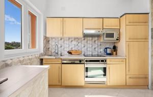 2 Bedroom Cozy Apartment In Rogoznica