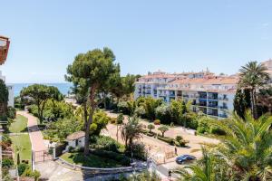 MARBELLA BANUS SUITES - Banús - Playas del Duque - Luxury 3BR - 3BA Penthouse - Huge Outdoor Terrace - Lounge & Outdoor Dining - Partial Sea Views - 35,000 m2 Tropical Gardens - S Pools - Ideal for Families
