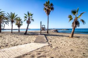 MARBELLA BANUS SUITES - Banús - Playas del Duque - Luxury 3BR - 3BA Penthouse - Huge Outdoor Terrace - Lounge & Outdoor Dining - Partial Sea Views - 35,000 m2 Tropical Gardens - S Pools - Ideal for Families