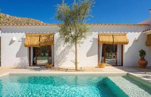 New Mediterranean Villa with heated pool