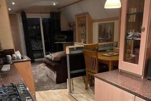 3 Bed - Sleeps 6 - Lake View - Beach Access - Pets