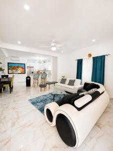 Luxury 8-bed villa, pool & ocean view