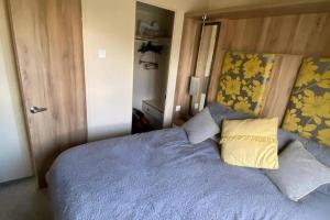 2-bed Caravan - Sleeps 6 - Family & Pet Friendly
