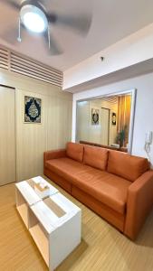 Family-Friendly 1 Bedroom Condo Near BGC, Pool Access, Netflix, Free Coffee & Tea