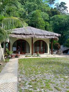 Ginos Jungle Lodge - Restaurant & Jungle Trekking