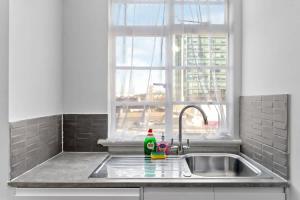 A Rare Paddington Escape for 5 Lucky Guests, 2 Minutes from Paddington Station & Little Venice Boating