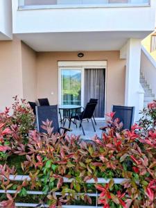 Paralia Ofriniou Iro Residence - Starlink net, Courtyard, Naturally Shaded Terrace, 100m from Beach and Top Taverns