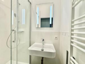 Stylish Renovated Apartment with Free Parking