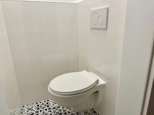Stylish Renovated Apartment with Free Parking