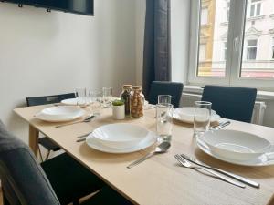 Stylish Renovated Apartment with Free Parking