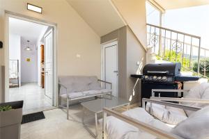 Achilleas Deluxe House-Jacuzzi - BBQ