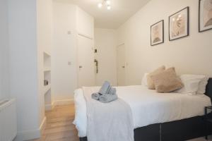 Modern 3 Bed Flat - 3 En-Suites - Parking - near Wembley