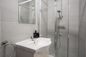 Modern 3 Bed Flat - 3 En-Suites - Parking - near Wembley