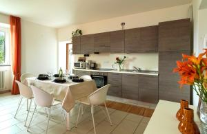 Sunny View Lake Como Apartment- Trilo