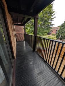 Modern 2-bed flat near QMC and city centre, with private garage