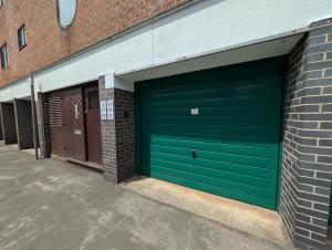 Modern 2-bed flat near QMC and city centre, with private garage