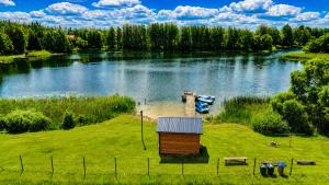 Domek z kominkiem nad jeziorem z jacuzzi ogrodowym
