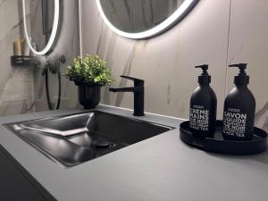 Stylish and modern Apt with great lakeview