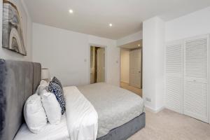3-Bed Duplex Apt in Shepherds Bush Central London