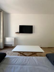 Charming air-conditioned studio with private pool
