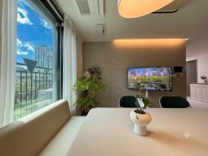 Newly opened, free parking, elevator, hotel bedding, 50-inch TV, Netflix, Yeonsinnae station Lines 3,6,GTX-A
