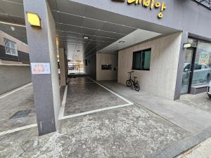Newly opened, free parking, elevator, hotel bedding, 50-inch TV, Netflix, Yeonsinnae station Lines 3,6,GTX-A