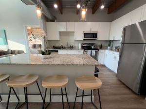 Urban Cowboy Loft - 2 Kings - Walk Downtown - Pool