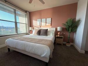 Urban Cowboy Loft - 2 Kings - Walk Downtown - Pool