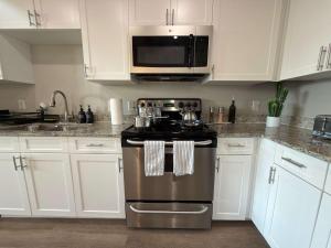 Urban Cowboy Loft - 2 Kings - Walk Downtown - Pool