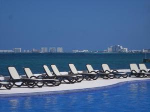 Beautiful Apartment Ocean views and beach access