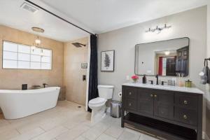 Dallas- Central Location, Spacious Backyard Pets Welcomed
