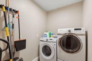 Dallas- Central Location, Spacious Backyard Pets Welcomed