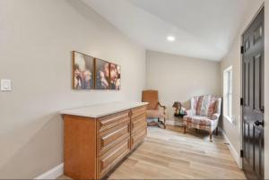 Dallas- Central Location, Spacious Backyard Pets Welcomed