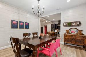 Dallas- Central Location, Spacious Backyard Pets Welcomed